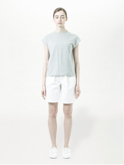 ・クルーネックノースリーブTシャツ